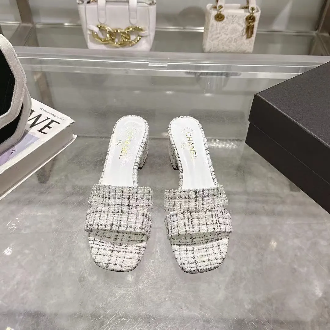 👟👟Ex-factory price 520👟👟 𝐂𝐇𝐀𝐍𝐄𝐋★Xiaoxiang New Spring and Summer Products Counter new sandals, electric embroidered Lingge’s classic elements that will never fade away 💋Showing a unique style, too beautiful to say, a must-have in summer... Upper: imported sheepskin/knitted fabric Lining: mixed sheepskin Heel height: 5cm Outsole: Italian leather outsole Shoe size: 35-39 (customized items of 40, 41 and 42 are not returnable or exchangeable)